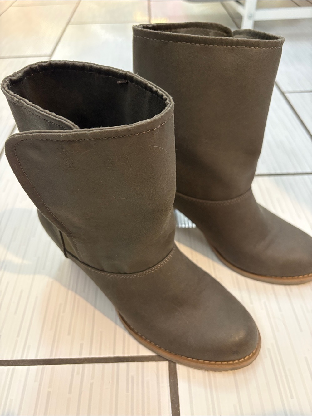 Classic Mid-Calf Women's Boots in Gray